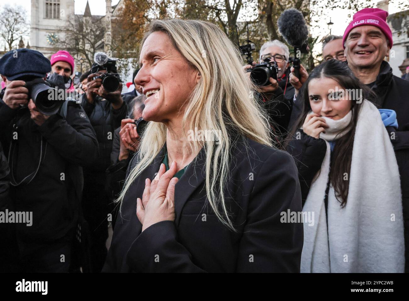 London, Großbritannien. November 2024. Kim Leadbeater, Abgeordneter der Labour Party, wird emotional und umarmt und spricht mit Aktivisten und anderen auf dem Parliament Square in Westminster, während sie feiern, dass Parlamentsabgeordnete früher für das Assisted Dying Bill gestimmt haben. Quelle: Imageplotter/Alamy Live News Stockfoto