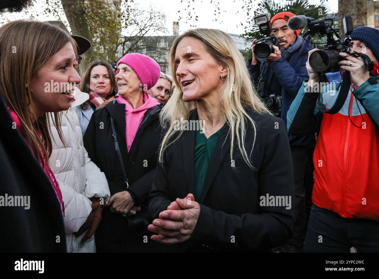 London, Großbritannien. November 2024. Kim Leadbeater, Abgeordneter der Labour Party, wird emotional und umarmt und spricht mit Aktivisten und anderen auf dem Parliament Square in Westminster, während sie feiern, dass Parlamentsabgeordnete früher für das Assisted Dying Bill gestimmt haben. Quelle: Imageplotter/Alamy Live News Stockfoto
