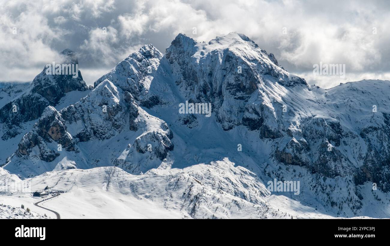 Die fantastische Pracht der verschneiten Dolomiten offenbart ein winterliches Wunderland mit unberührten Gipfeln und atemberaubenden Landschaften. Stockfoto