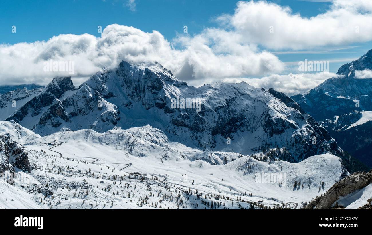 Dieser Panoramablick auf die schneebedeckten Dolomiten zeigt den Winter in seiner schönsten Ruhe, eine atemberaubende Mischung aus Majestät und Stille Stockfoto