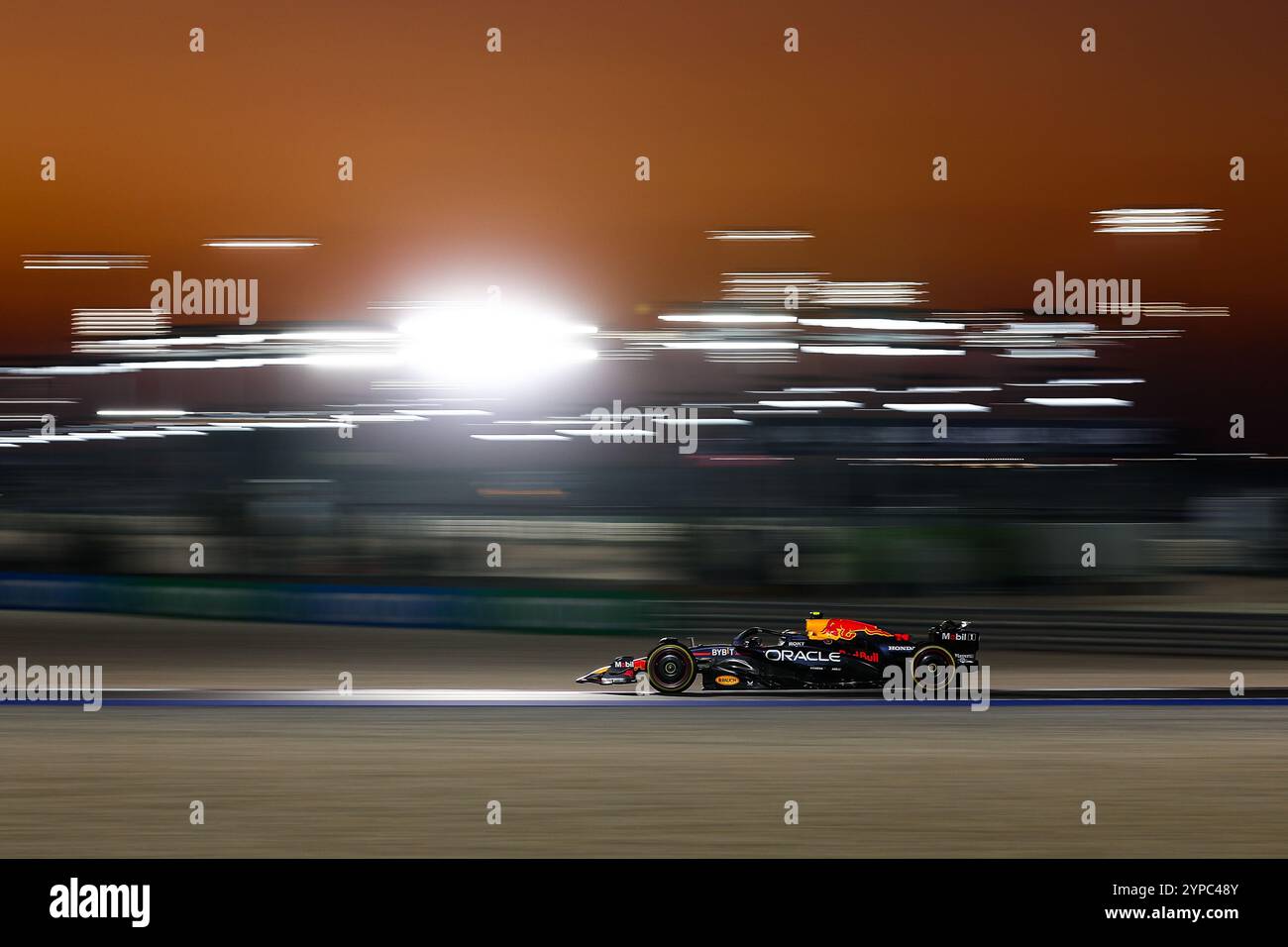 Lusail, Katar. November 2024. 11 PEREZ Sergio (mex), Red Bull Racing RB20, Action während des Formel 1 Qatar Airways Qatar Grand Prix 2024, 23. Runde der Formel-1-Weltmeisterschaft 2024 vom 29. November bis 1. Dezember 2024 auf dem Lusail International Circuit in Lusail, Qatar - Foto Eric Alonso/DPPI Credit: DPPI Media/Alamy Live News Stockfoto