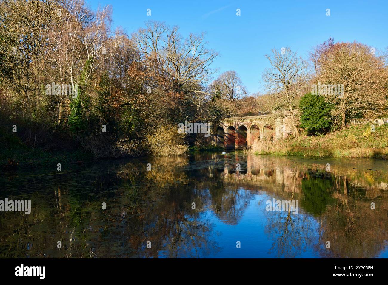 Die Viaduct Bridge und der Teich in Hampstead Heath, London UK, im Spätherbst Stockfoto