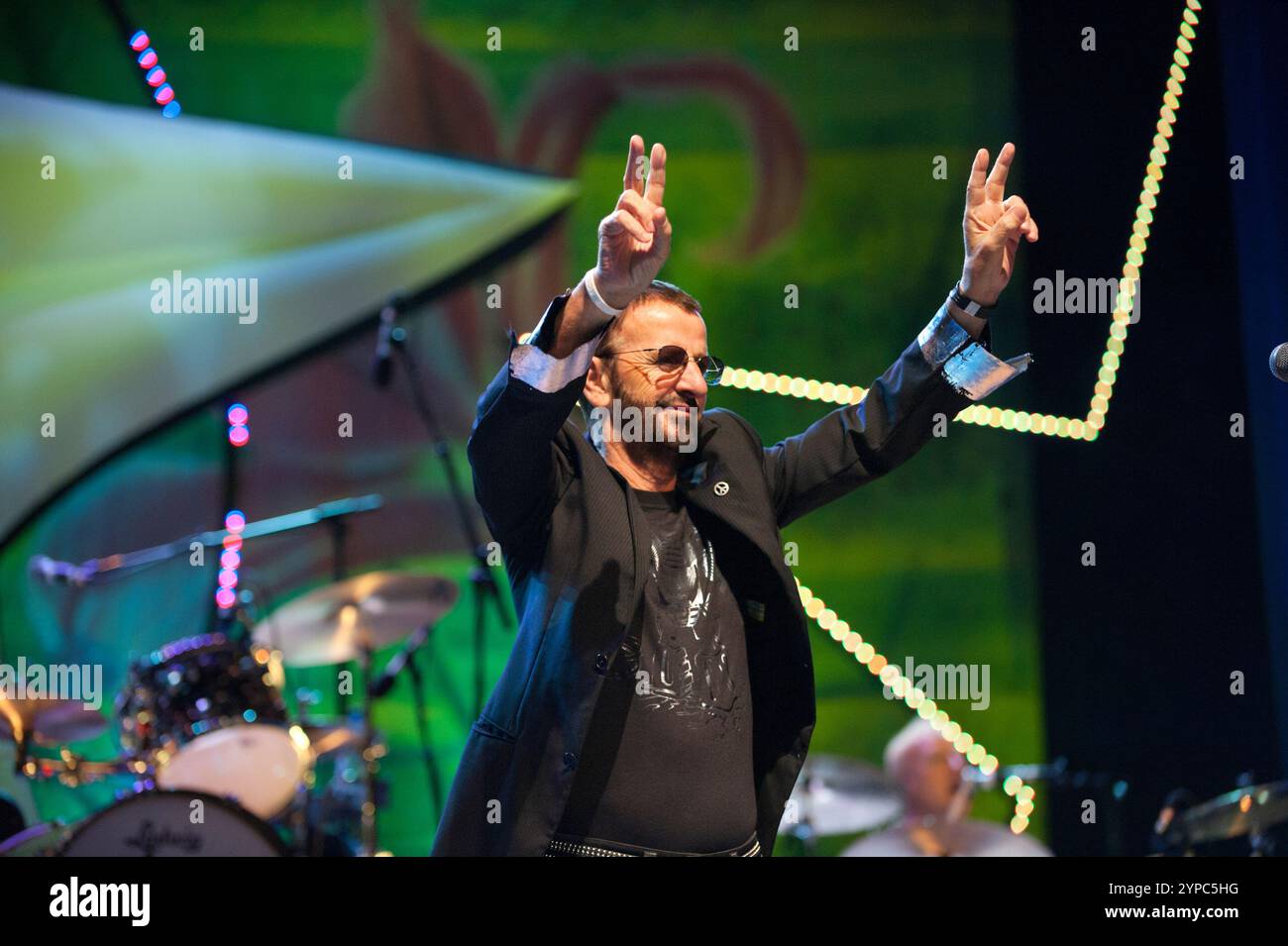 Ringo Starr und seine All Starr Band in der Birmingham Symphony Hall, 20. Juni 2011. Ringo begrüßt das Publikum zu Beginn der Show mit einem Friedenszeichen. Stockfoto