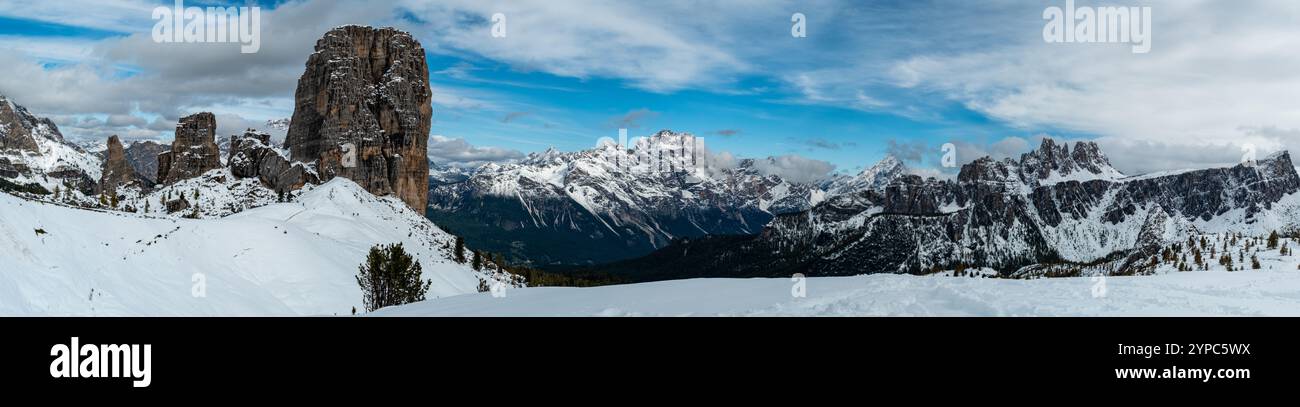 In diesem herbstlichen Panorama der Dolomiten erwacht die Natur zum Leben Stockfoto