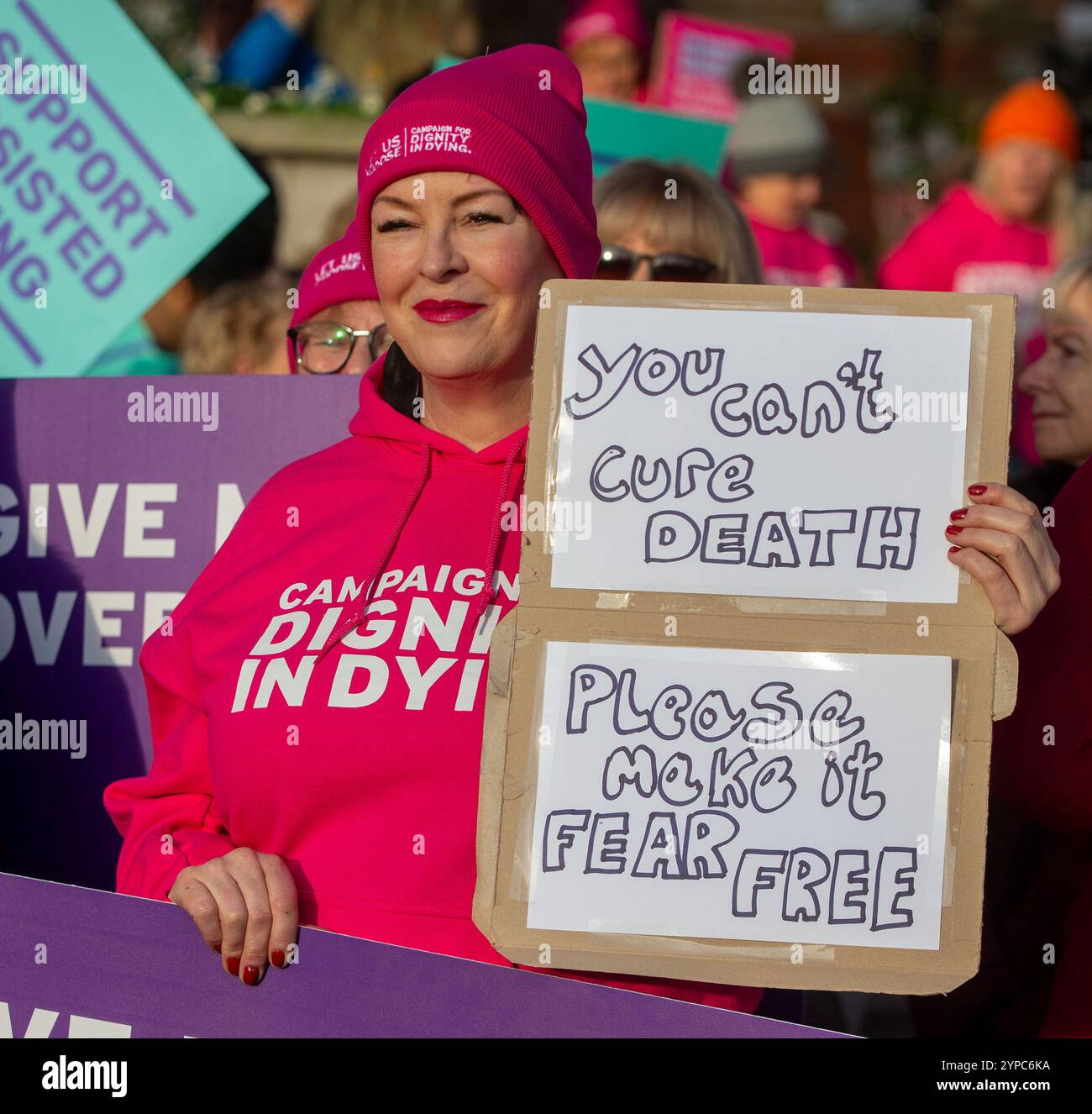 London, England, Großbritannien. November 2024. Unterstützer von Assisted Dying Bill veranstalten eine Demonstration vor dem britischen parlament vor einer Abstimmung im House of Commons. (Kreditbild: © Tayfun Salci/ZUMA Press Wire) NUR REDAKTIONELLE VERWENDUNG! Nicht für kommerzielle ZWECKE! Stockfoto