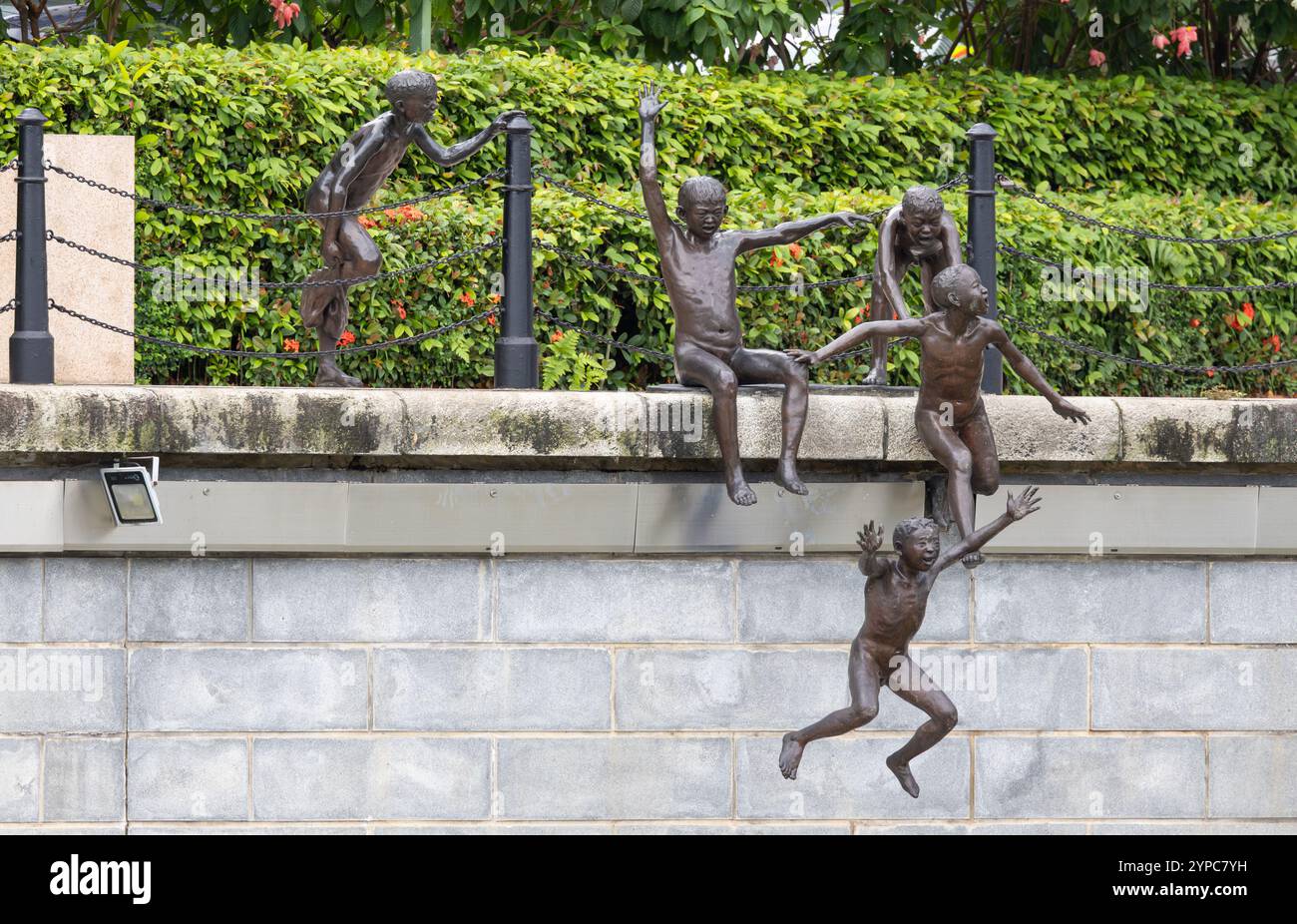 „The First Generation“, Bronzeskulptur von Chong Fah Cheong, Singapur am Flussufer Stockfoto