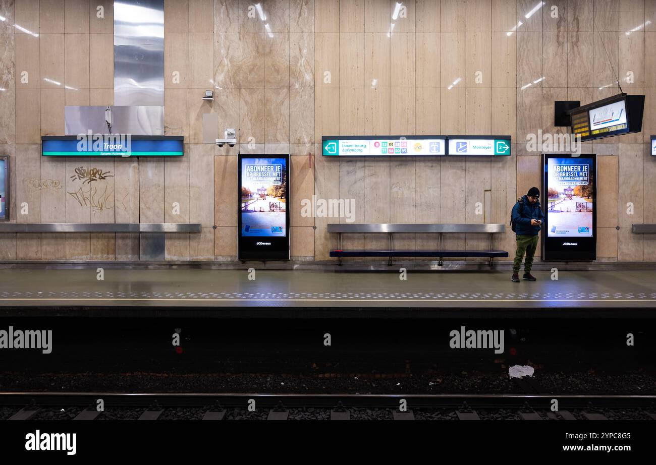 Innenraum der U-Bahn-Station TrÃ ne - Troon im Stadtzentrum von Brüssel, Belgien, 24. November 2024 Stockfoto