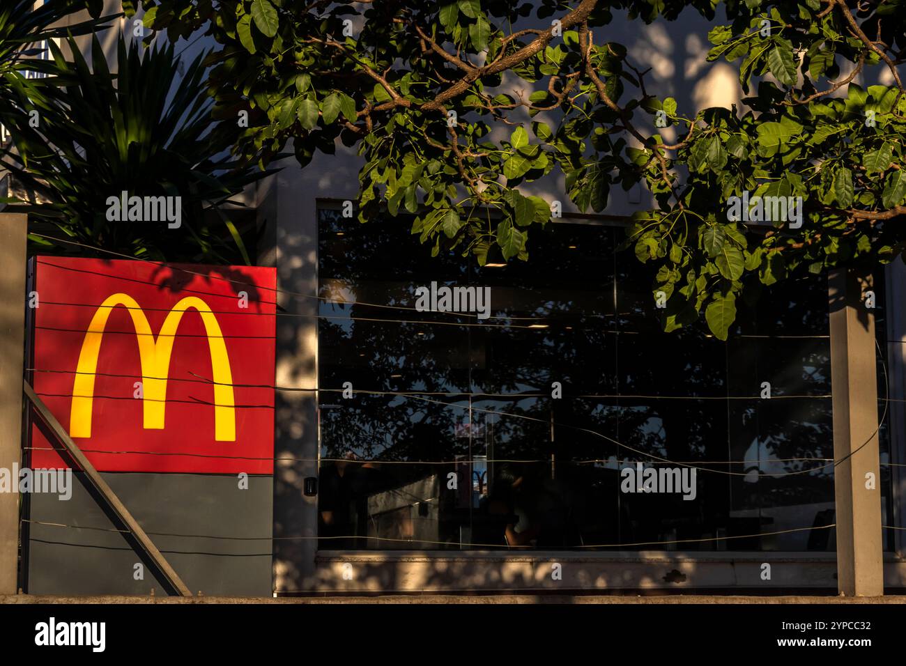 Assis, Sao Paulo, Brasilien, 11. November 2024. Logo am Eingang eines McDonald's Fast-Food-Restaurants in Assis, SP Stockfoto