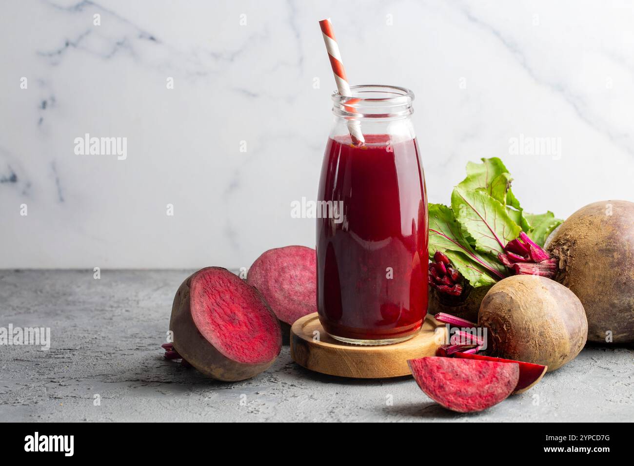 Glas frischer Rote-Bete-Saft mit Gemüse - Rote-Bete-Smoothie Stockfoto