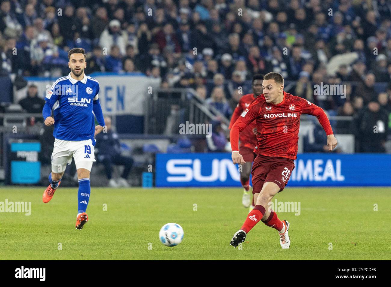 Gelsenkirchen, Deutschland. November 2024. Filip Kaloc (1. FC Kaiserslautern, 26) 2. Fu?Ball Bundesliga 14. Spieltag: FC Schalke 04–1. FC Kaiserslautern; Veltins-Arena, Gelsenkirchen; DFL-Vorschriften 29.11.2024 verbieten jede Verwendung von Fotografien als Bildsequenzen und/oder Quasi-Video. Quelle: dpa/Alamy Live News Stockfoto