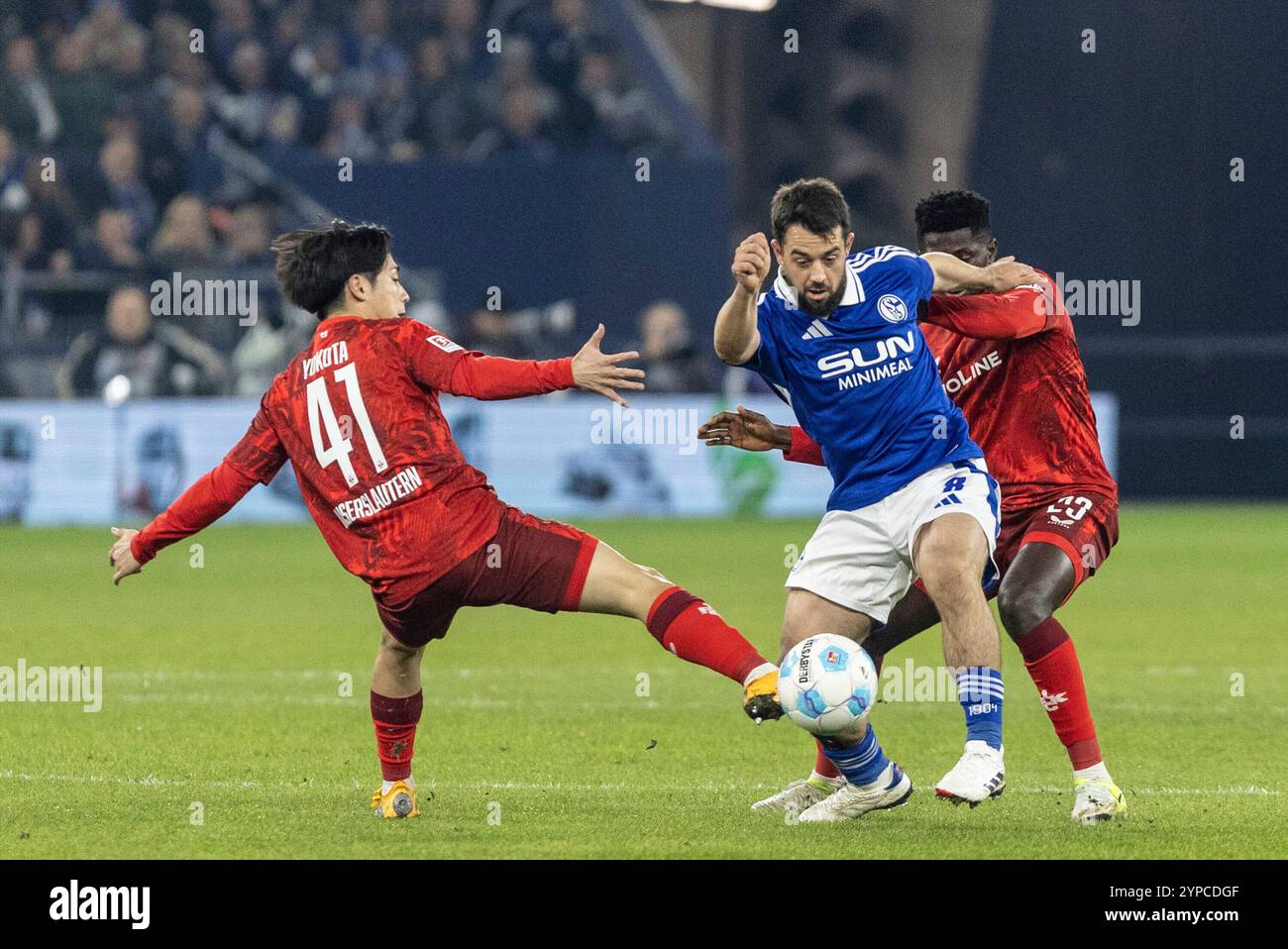 Gelsenkirchen, Deutschland. November 2024. Daisuke Yokota (1. FC Kaiserslautern, 41), Amin Younes (Schalke 04, 8), Afeez Aremu (1. FC Kaiserslautern, 23) 2. Fu?Ball Bundesliga 14. Spieltag: FC Schalke 04–1. FC Kaiserslautern; Veltins-Arena, Gelsenkirchen; DFL-Vorschriften 29.11.2024 verbieten jede Verwendung von Fotografien als Bildsequenzen und/oder Quasi-Video. Quelle: dpa/Alamy Live News Stockfoto