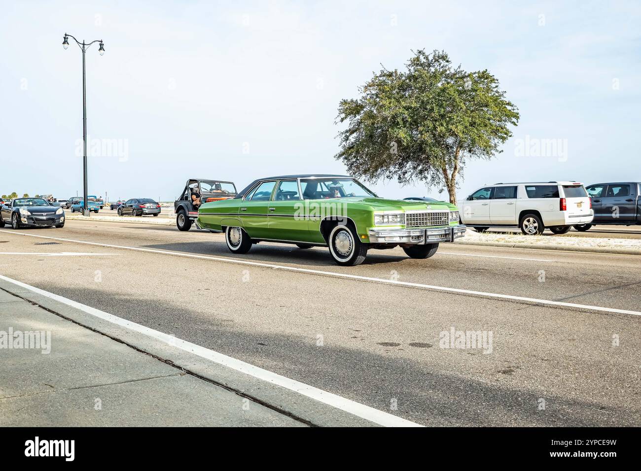 Gulfport, MS - 04. Oktober 2023: Weitwinkel-Eckansicht einer Chevrolet Caprice Classic 4-türigen Limousine aus dem Jahr 1976 auf einer lokalen Autoshow. Stockfoto