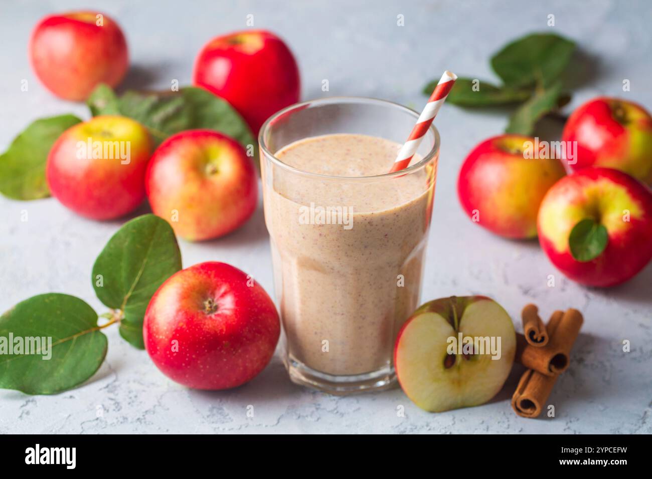 Ein Glas leckerer Apfel-Smoothie Stockfoto