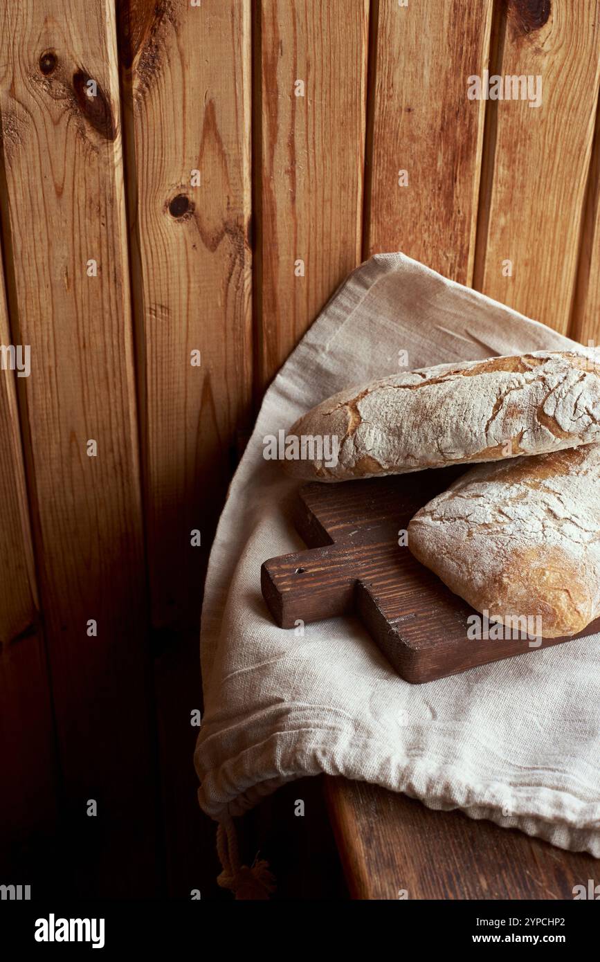 Zwei hausgemachte Ciabatta-Brote. Leerer Bereich Stockfoto