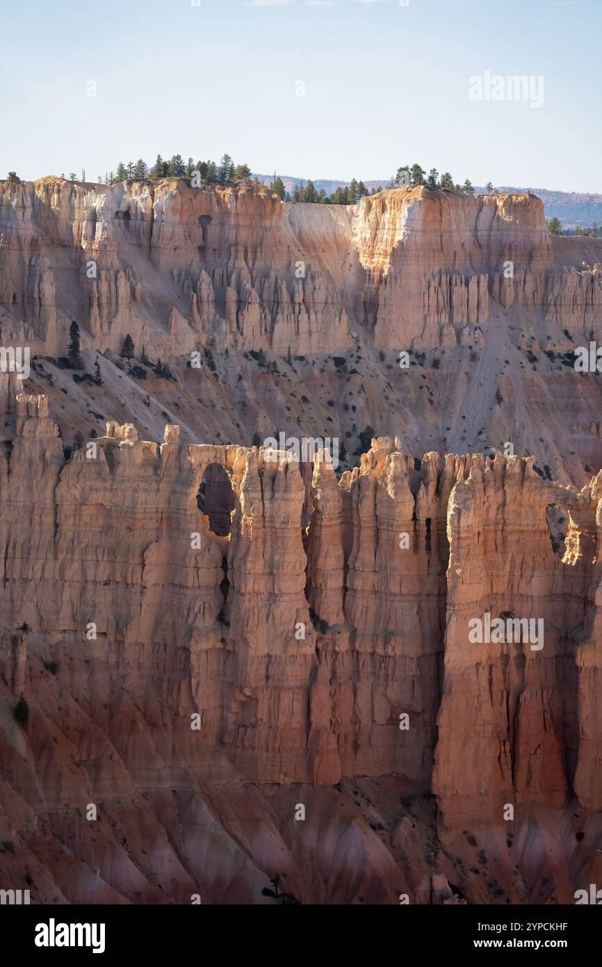 Wunderschöne rote, braune und gelbe Felsformationen in einer Sammlung von riesigen natürlichen Amphitheatern im Bryce Canyon, Utah, USA Stockfoto