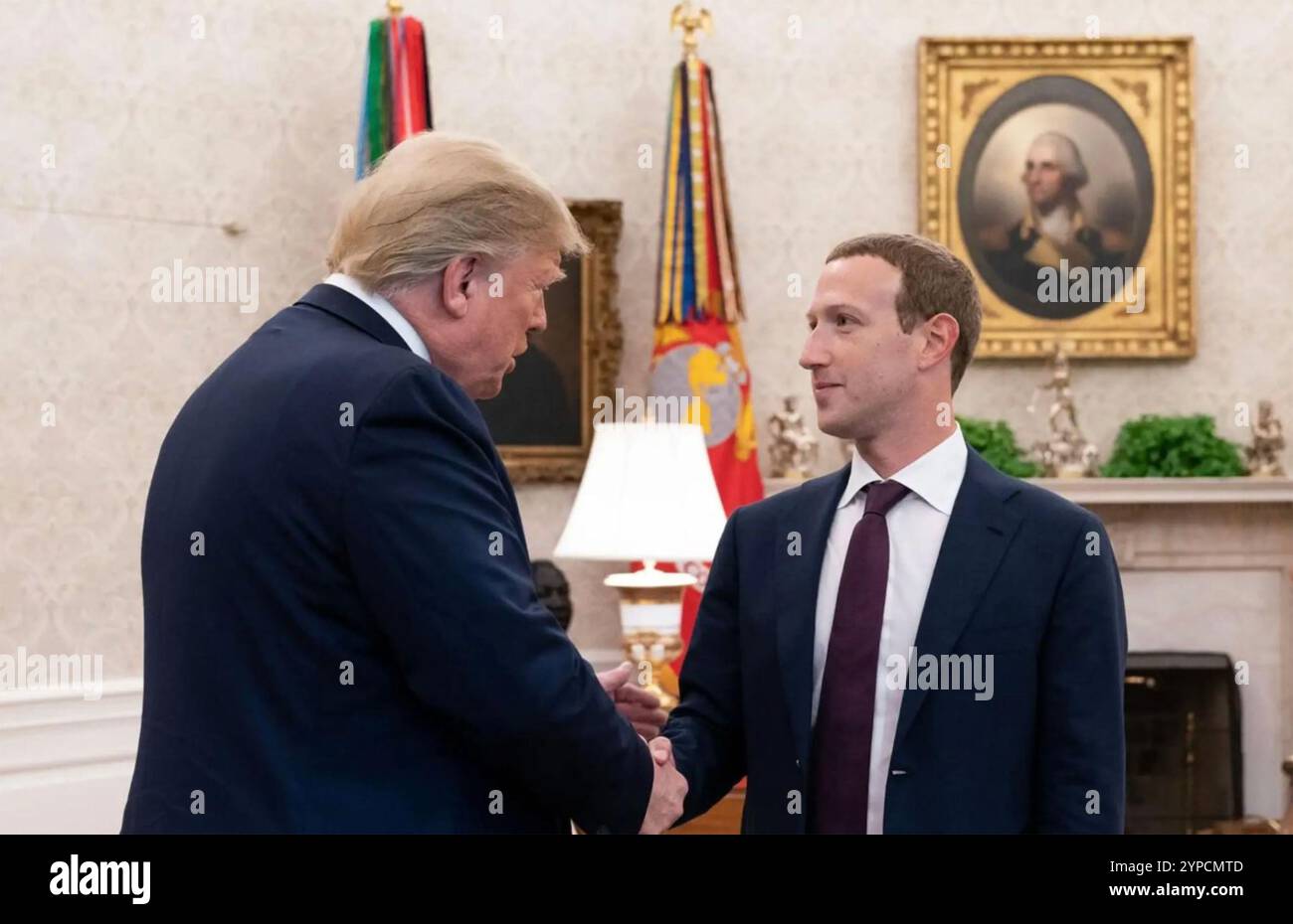 US-PRÄSIDENT DONALD TRUMP mit Mark Zuckerberg im Oval Office des Weißen Hauses im September 2019 Stockfoto