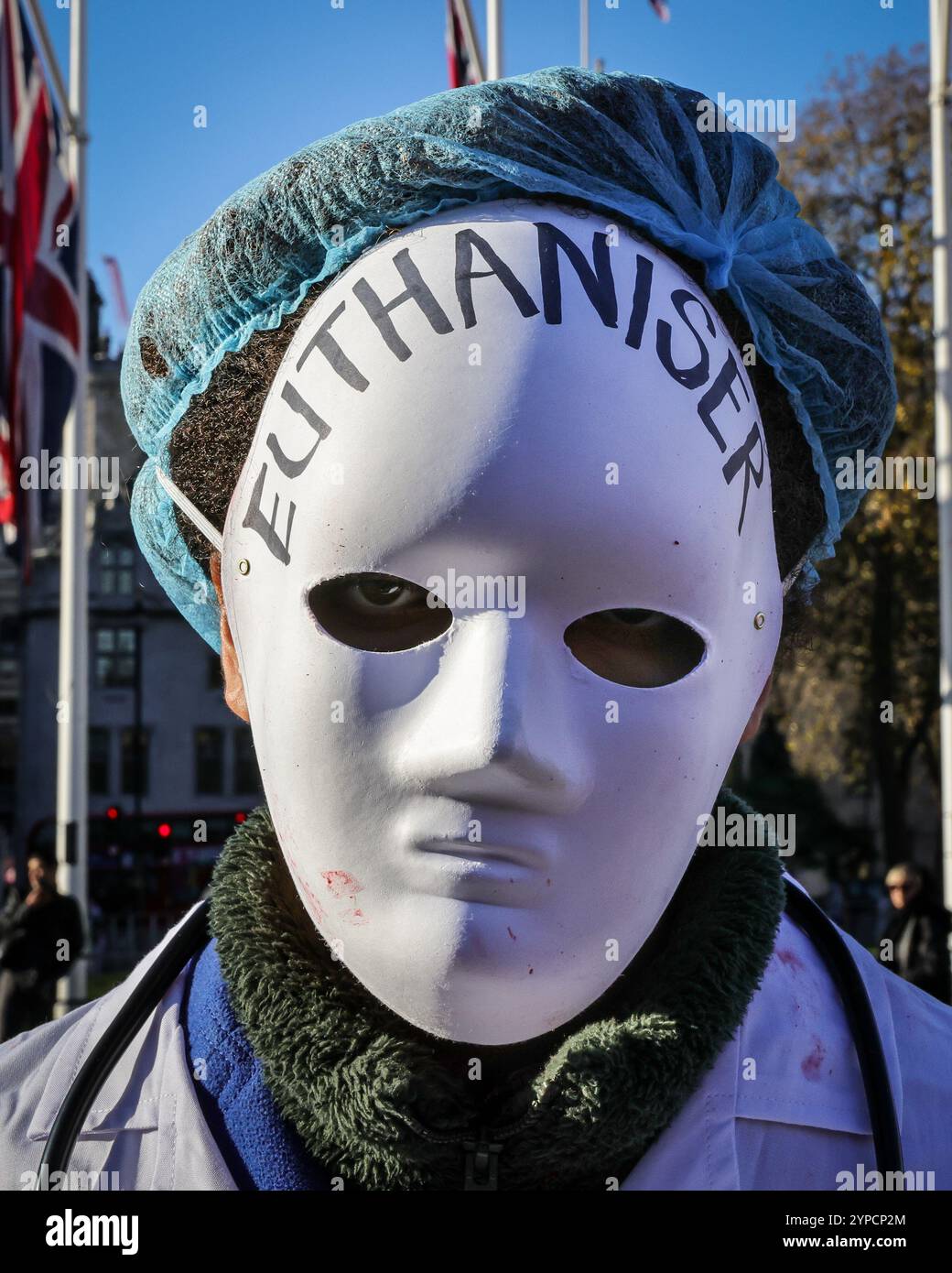London, Großbritannien. November 2024. Aktivisten für und gegen die unterstützte Dying Bill-Kundgebung und Protest auf dem Parlamentsplatz und vor den Toren des Unterhauses vom frühen Morgen bis zur heutigen Abstimmung mit Spruchbändern, Plakaten und Schildern. Viele, die gekommen sind, sind persönlich vom möglichen Ergebnis des Gesetzes betroffen. Quelle: Imageplotter/Alamy Live News Stockfoto