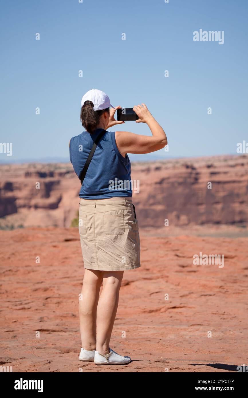 Person, die die roten, braunen und gelben Gesteinsformationen von Hämatit und Eisenoxid im Monument Valley, Arizona USA, fotografiert Stockfoto