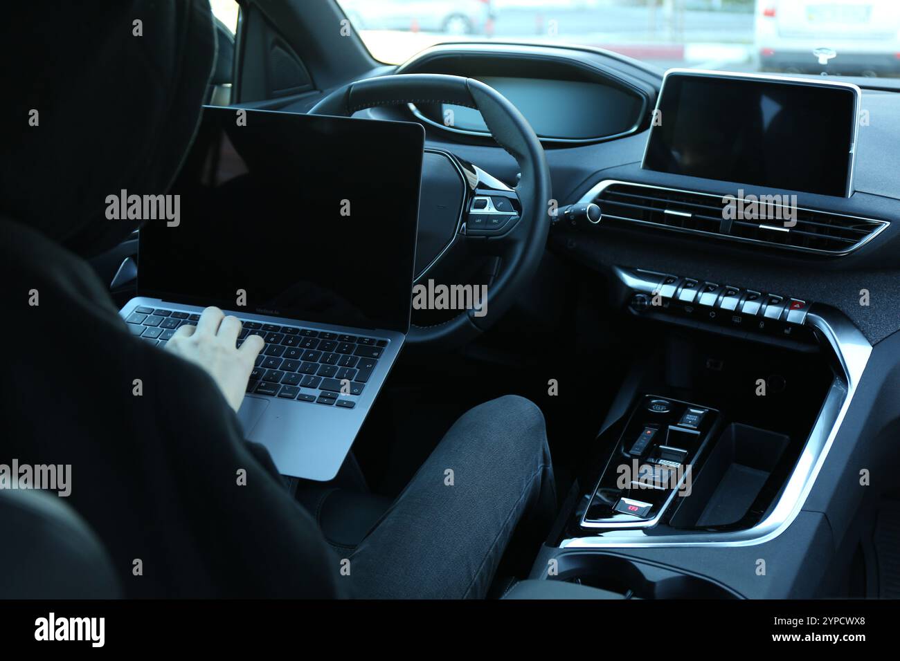 Diebstahl-Hacking-Autosystem mit Laptop im Fahrzeug, Nahaufnahme Stockfoto