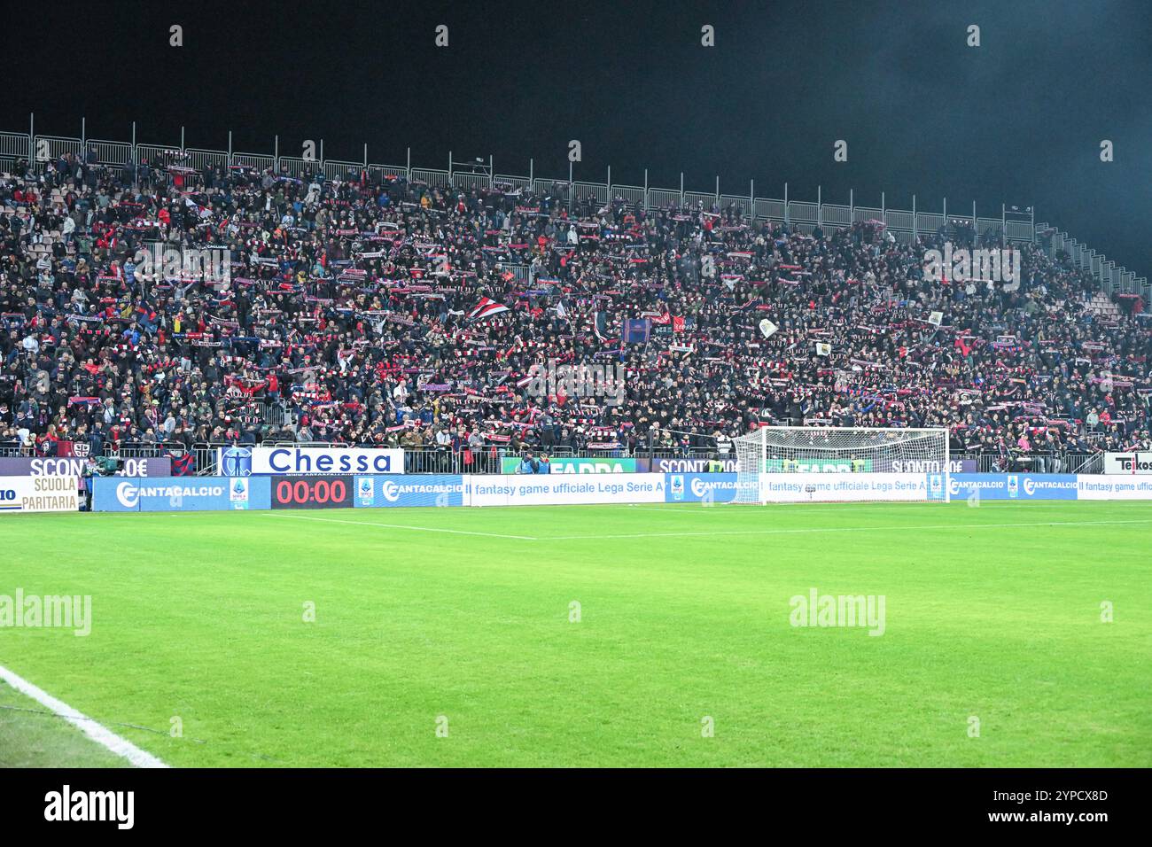 Cagliari, Italien. November 2024. Curva Nord Unterstützer von Cagliari Calcio während des Fußballspiels der Serie A zwischen Cagliari Calcio und Hellas Verona im Unipol Domus in Cagliari, Sardinien - Freitag, 29. November 2024. Sport - Fußball (Foto: Gianluca Zuddas/Lapresse) Credit: LaPresse/Alamy Live News Stockfoto