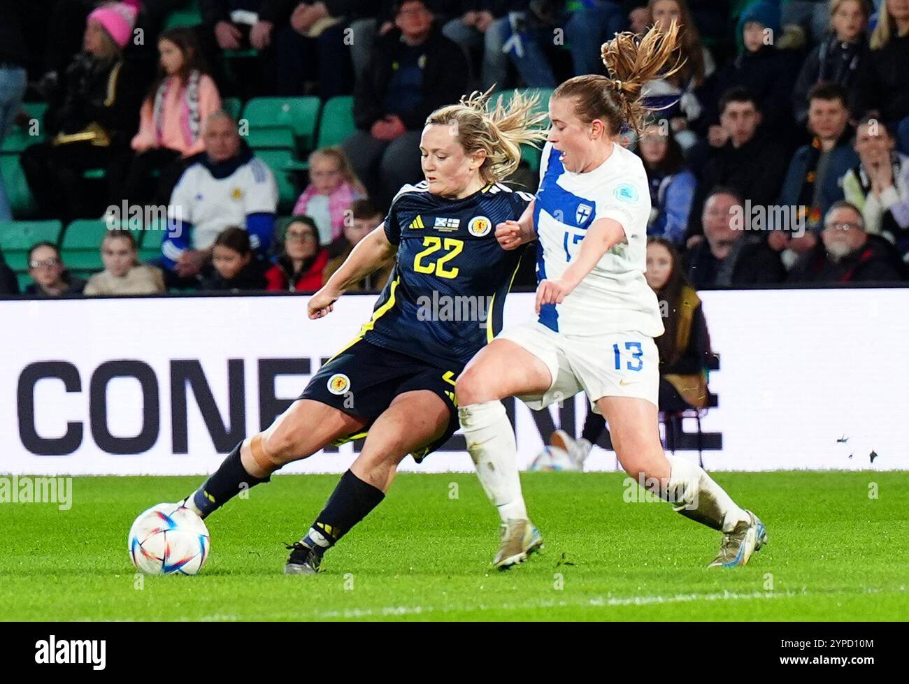 Erin Cuthbert, Schottland, schießt im ersten Leg der Qualifikation zur UEFA Women's Euro 2025 im zweiten Runde des Spiels im Easter Road Stadion in Edinburgh ein Tor. Bilddatum: Freitag, 29. November 2024. Stockfoto