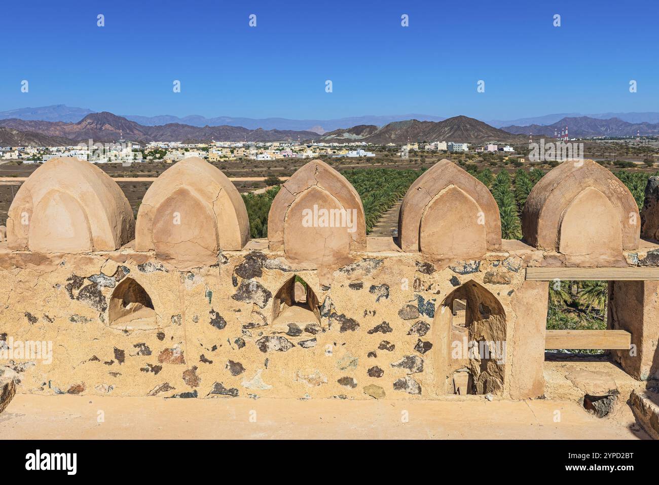 Zinnen mit Embrasuren in der Palastfestung von Jabrin, Jabrin, in der Nähe der Stadt Bahla, Arabische Halbinsel, Sultanat Oman Stockfoto