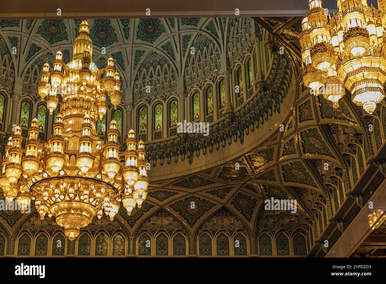 Kuppel und beleuchtete Kronleuchter in der Sultan-Qaboos-Moschee, Muskat, Arabische Halbinsel, Sultanat Oman Stockfoto