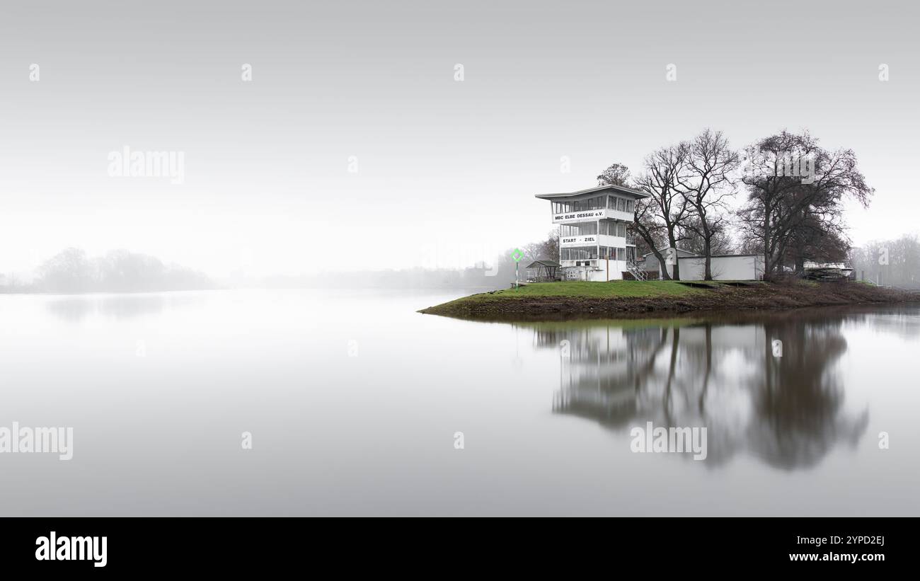 Morgenatmosphäre auf der Elbe mit dem MBC Elbe-Dessau Start- und Zielhaus für internationale Motorbootrennen auf der Elbe damals, Dessau-Ross Stockfoto