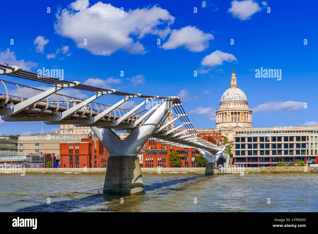 London, Vereinigtes Königreich. St. Paul's anglikanische Kathedrale Kuppel und Millennium Bridge über die Themse. Stockfoto