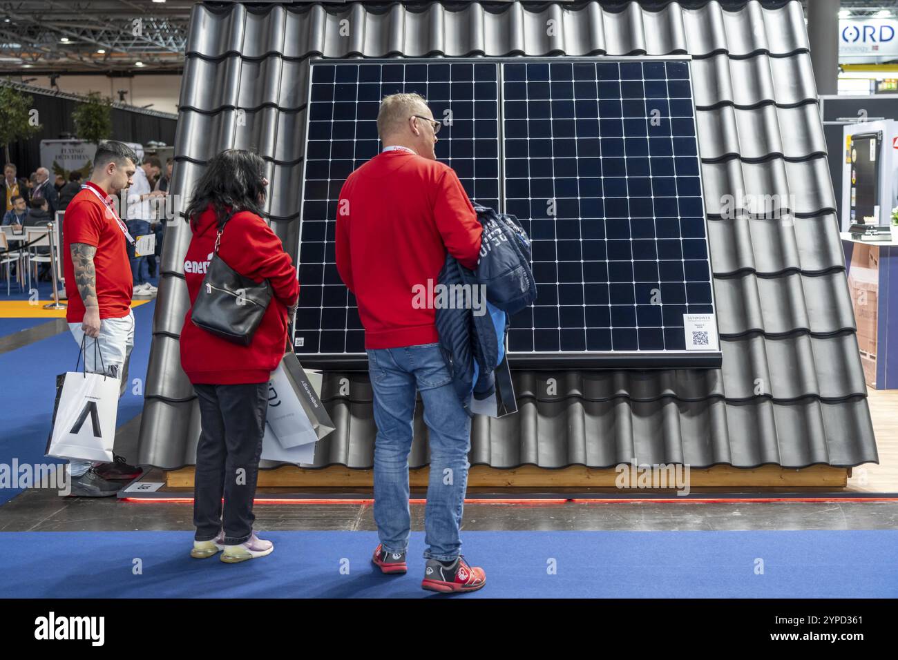 Auf der Messe Solar Solutions Düsseldorf präsentieren über 250 internationale Aussteller Produkte und Dienstleistungen aus der Solarindustrie, Smart Storage, EV cha Stockfoto