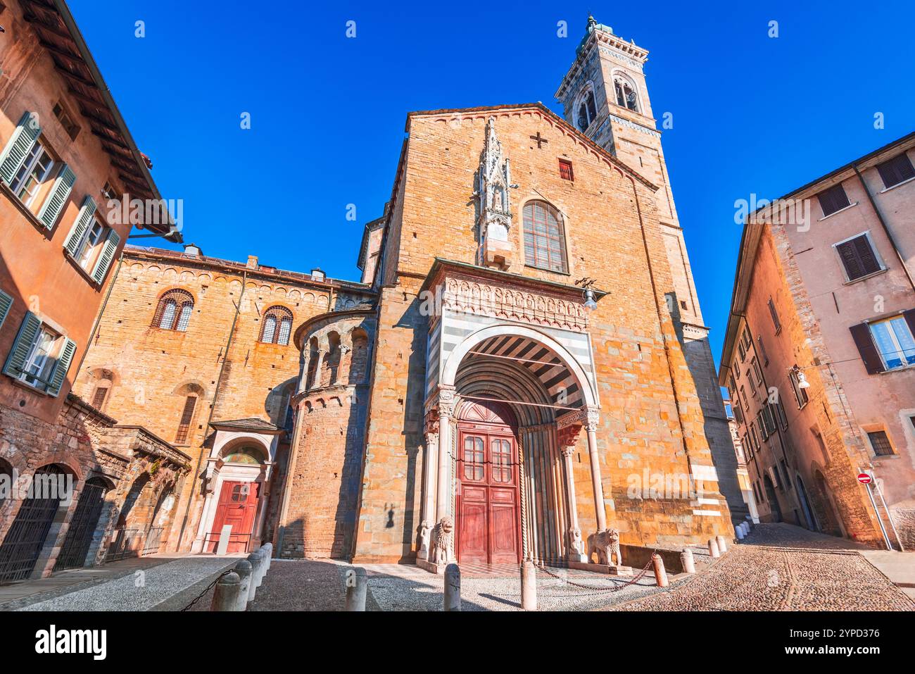 Bergamo, Italien. Piazza Rosate und Kathedrale Santa Maria Maggiore in Citta Alta, wunderschöne historische Stadt in der Lombardei. Stockfoto