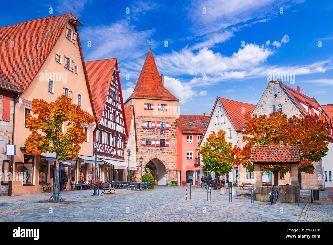 Lauf an der Pegnitz, Deutschland. Beleuchteter Platz mit dem historischen Hersbrucker Tor am Abend - Mittelfranken, Bayern. Stockfoto