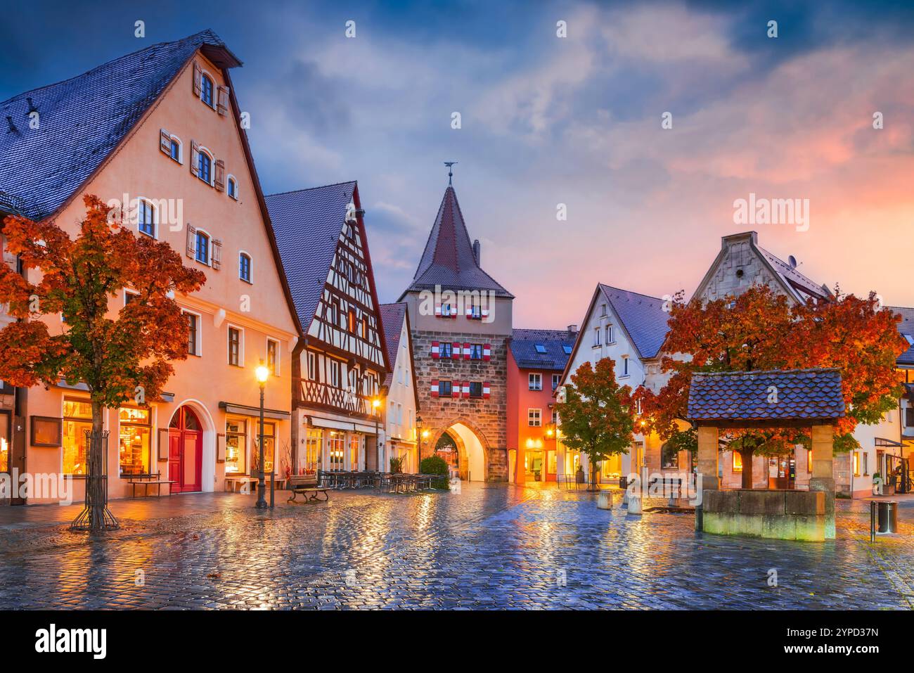 Lauf an der Pegnitz, Deutschland. Beleuchteter Platz mit dem historischen Hersbrucker Tor am Abend - Mittelfranken, Bayern. Stockfoto
