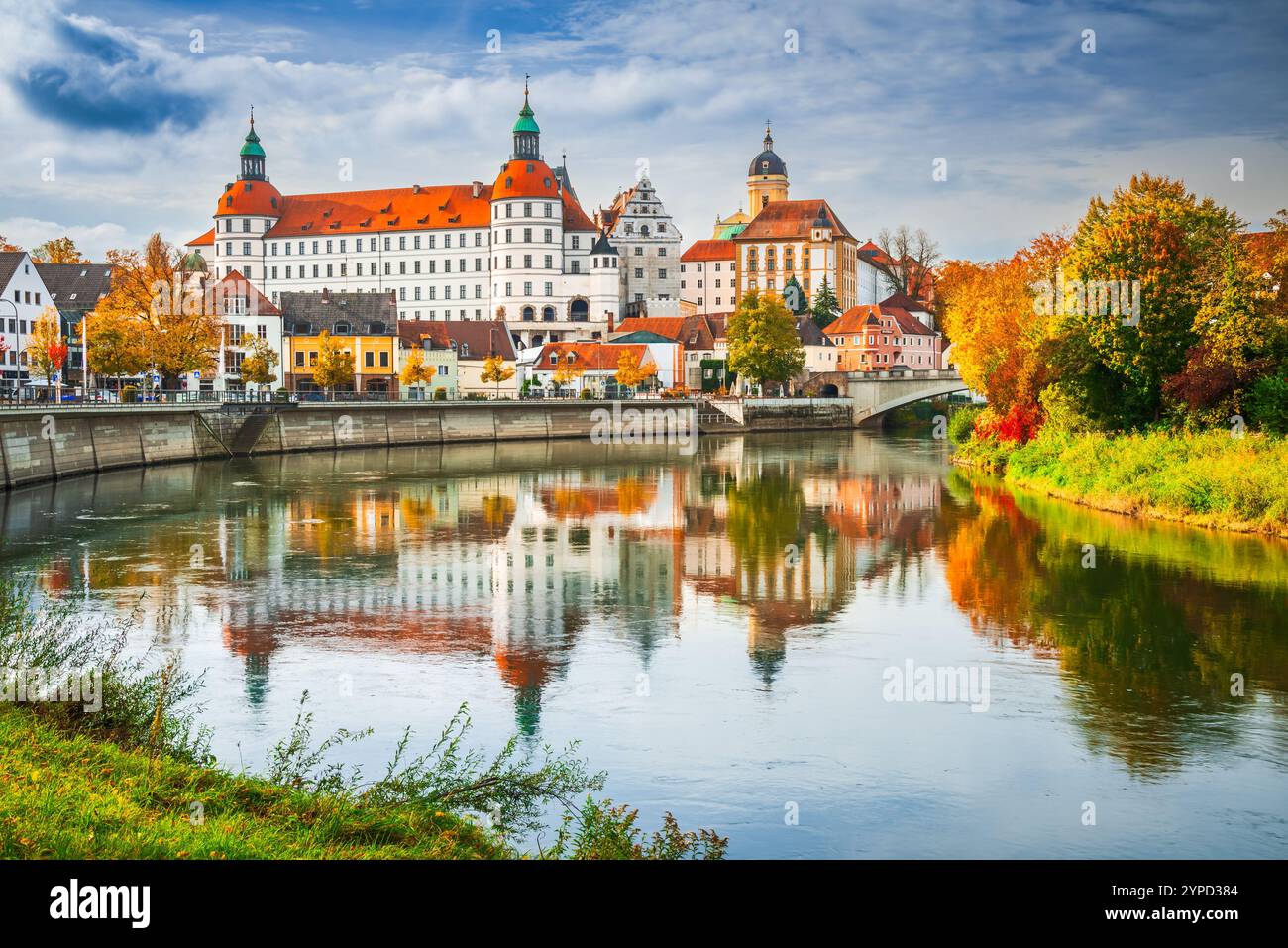 Neuburg an der Donau, Deutschland. Altstadt und Bäume in Herbstfarben, Donau-Wasserspiegelung, Bayern schöne kleine Stadt. Stockfoto