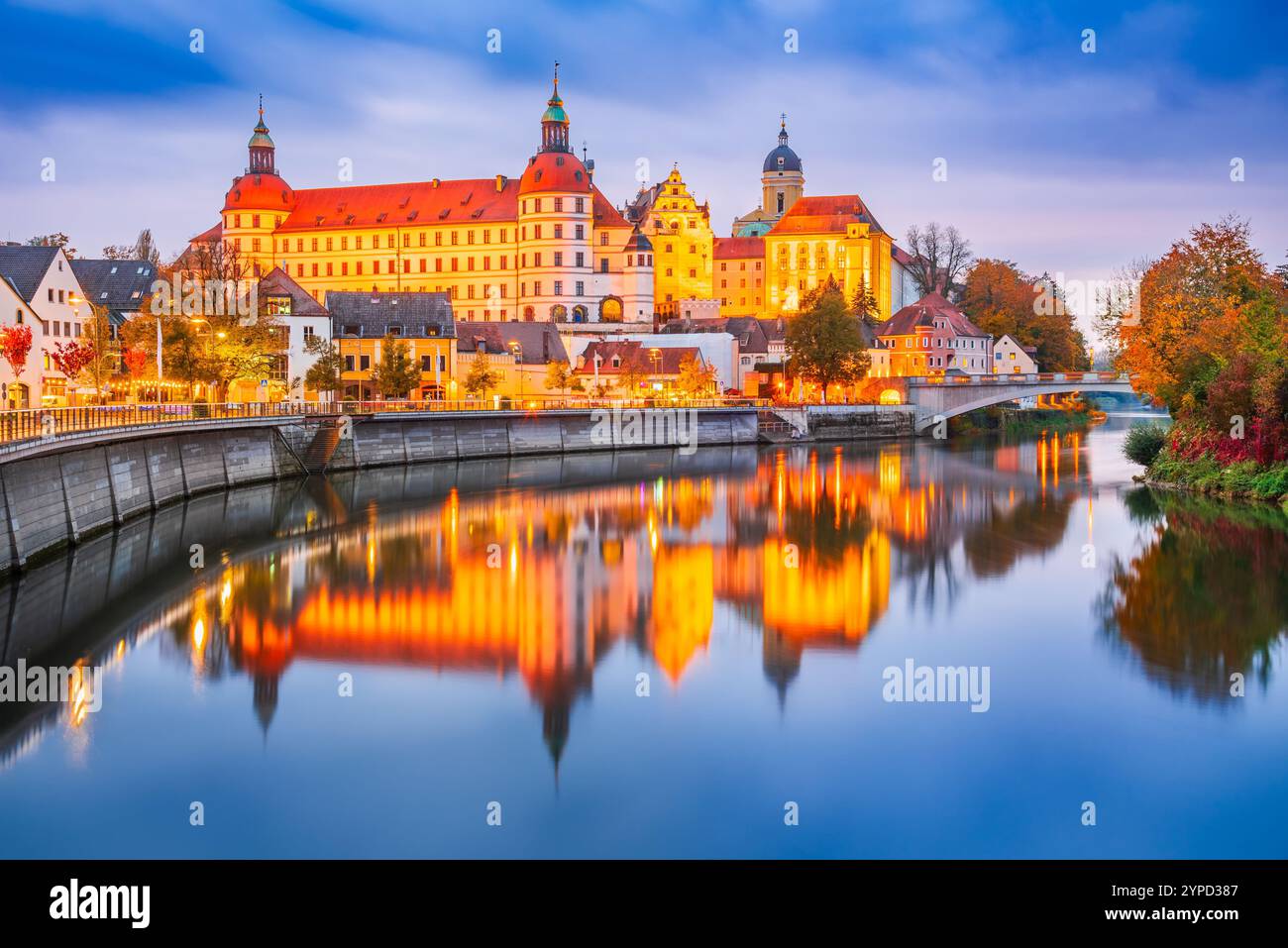 Neuburg an der Donau, Deutschland. Nachtansicht auf die Altstadt mit Sclohss Neuburg, Donau-Wasserspiegelung, schöne kleine Stadt Bayerns. Stockfoto