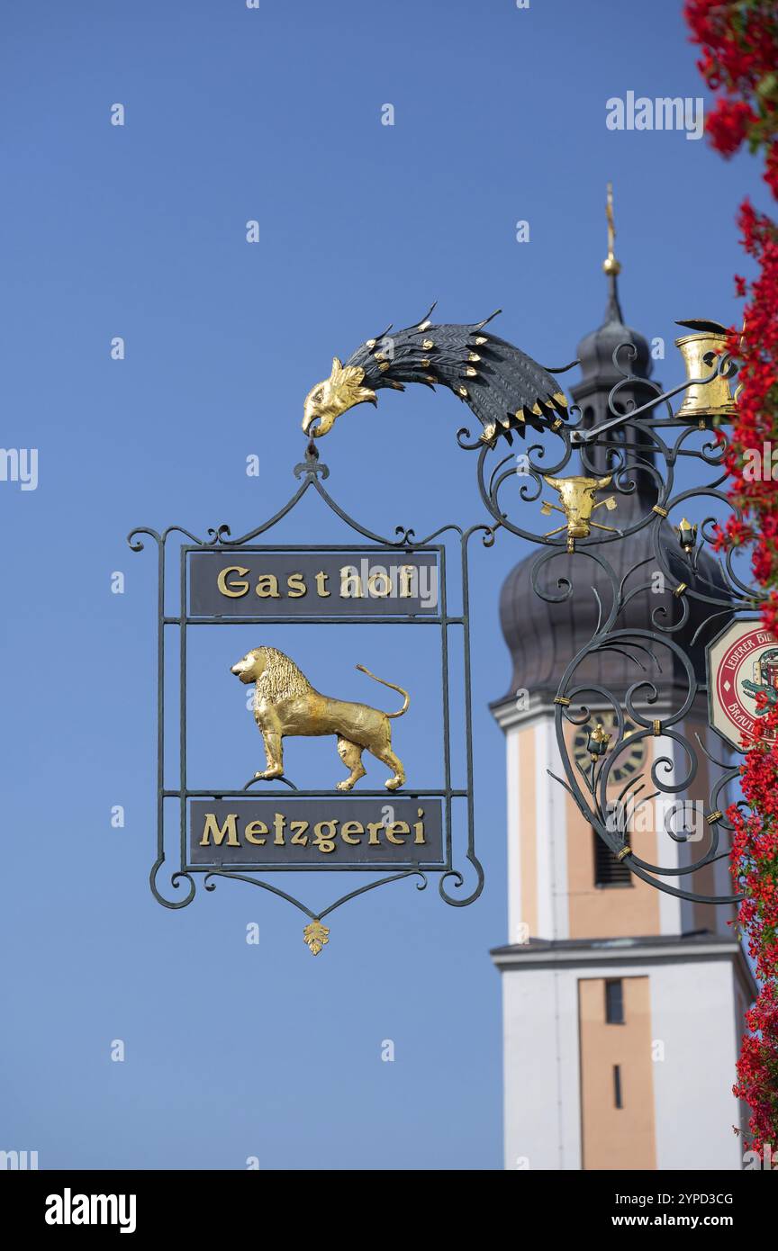 Nasenschild des gasthauses Goldener Loewe und der Metzgerei, hinter der Kirche Mariä Himmelfahrt, Allersberg, Mittelfranken, Bayern Stockfoto