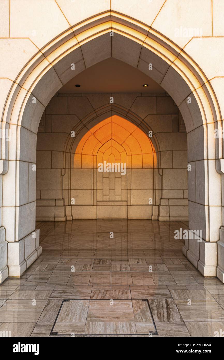 Sonnendurchfluteter Rundbogen des Königlichen Opernhauses, Muscat, Arabische Halbinsel, Sultanat Oman Stockfoto