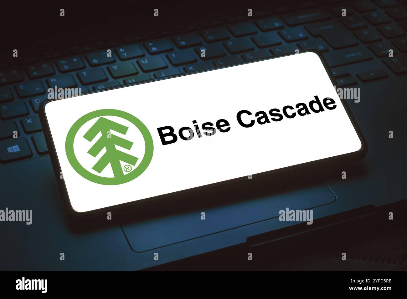 April 2024, Brasilien. In dieser Fotoabbildung wird das Logo von Boise Cascade L.L.C. auf einem Smartphone-Bildschirm angezeigt Stockfoto