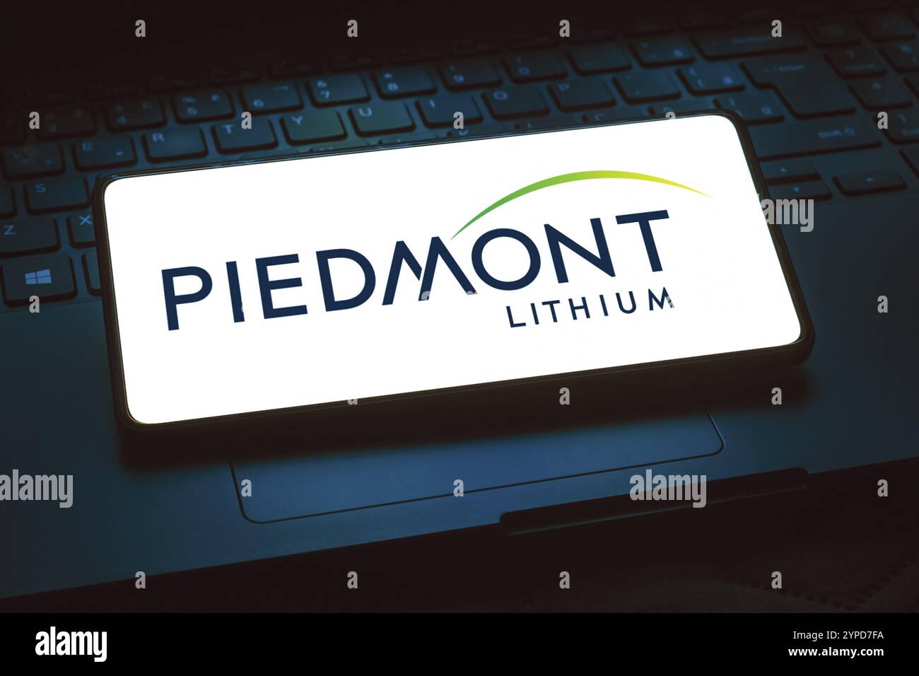 April 2024, Brasilien. In dieser Fotoabbildung wird das Piedmont Lithium-Logo auf einem Smartphone-Bildschirm angezeigt Stockfoto