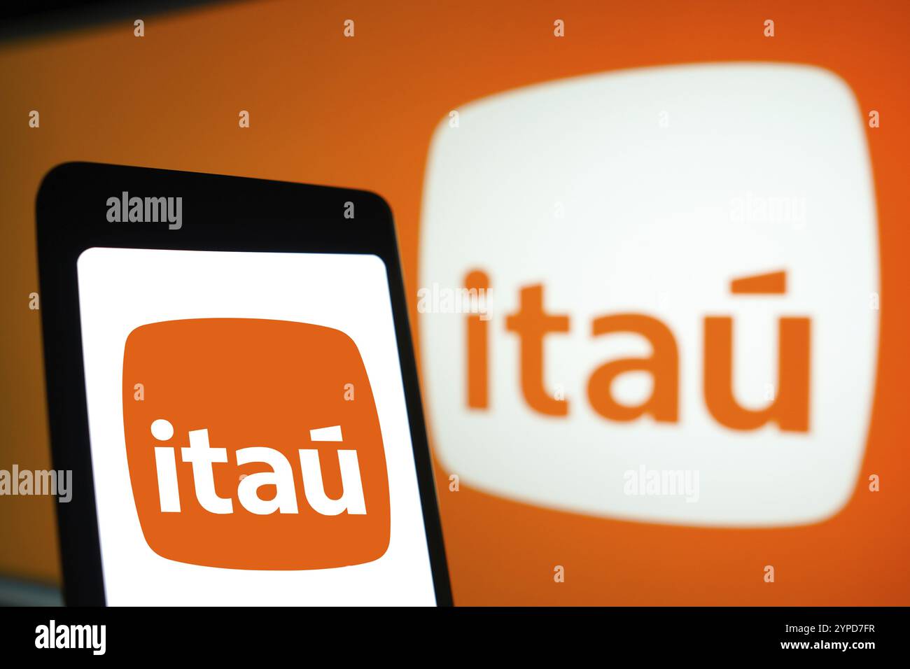 April 2024, Brasilien. In dieser Fotoabbildung wird das Banco Itau Logo auf einem Smartphone-Bildschirm und im Hintergrund angezeigt Stockfoto