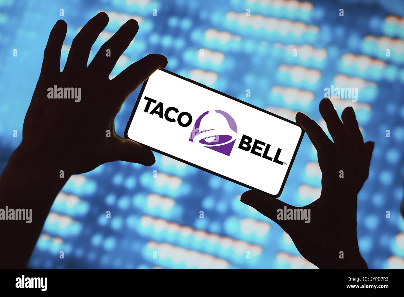 Februar 2024, Brasilien. In dieser Abbildung wird das Taco Bell Logo auf einem Smartphone-Bildschirm angezeigt Stockfoto