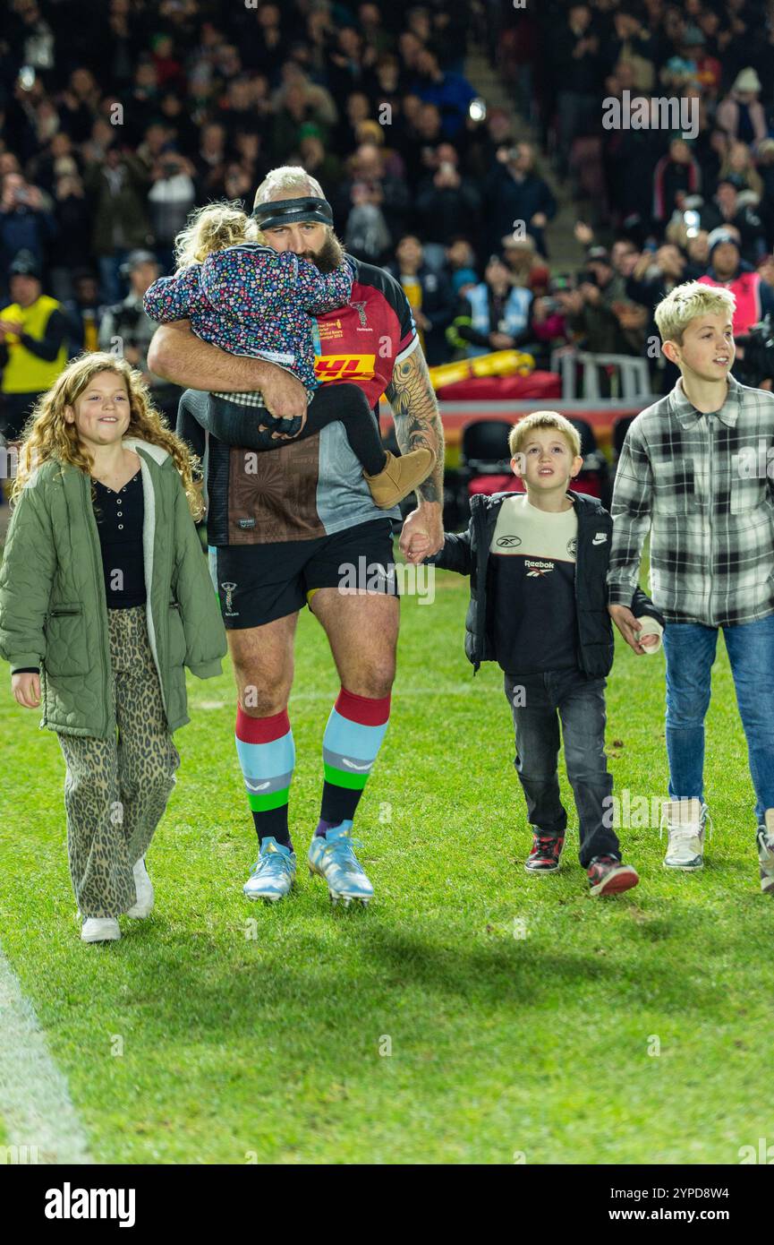 Joe Marler aus Harlequins geht mit seiner Familie zum letzten Mal vor dem Gallagher Premiership Rugby Spiel zwischen Harlequins und Bristol Rugby am 29. November 2024 in Twickenham Stoop in Twickenham, England. Foto: Grant Winter. Nur redaktionelle Verwendung, Lizenz für kommerzielle Nutzung erforderlich. Keine Verwendung bei Wetten, Spielen oder Publikationen eines einzelnen Clubs/einer Liga/eines Spielers. Quelle: UK Sports Pics Ltd/Alamy Live News Stockfoto