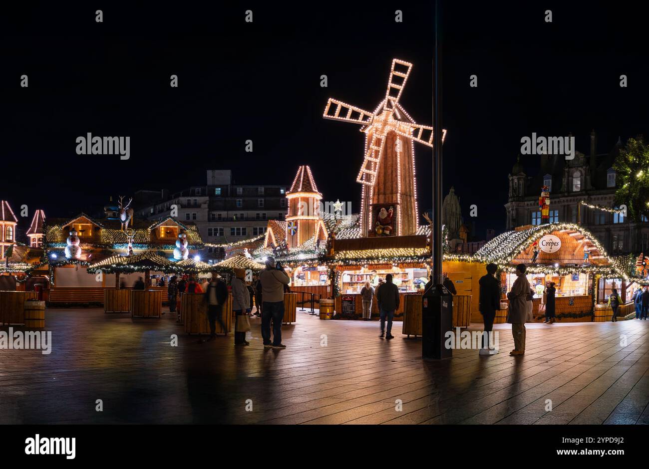 VICTORIA SQUARE, BIRMINGHAM, GROSSBRITANNIEN - 28. NOVEMBER 2024. Panoramablick auf farbenfrohe Marktstände am deutschen Weihnachtsmarkt am Victoria Square Stockfoto