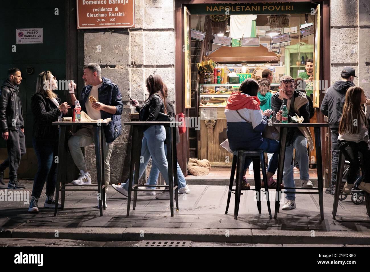 Neapel, Italien - 9. November 2024: Im historischen Zentrum der Stadt ist die berühmte Via Toledo für ihre zahlreichen Restaurants und Street Food bekannt Stockfoto