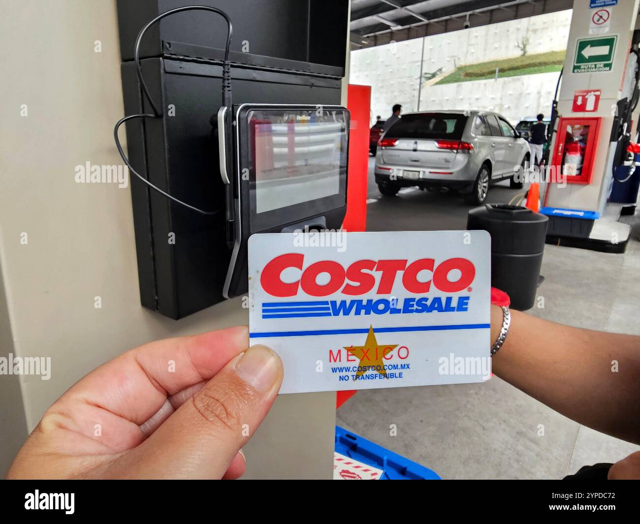 Mexikanischer Staat, Mexiko - 8. Mai 2024: Costco Tankstelle verkauft hochwertigen Kraftstoff und hilft Partnern und Kunden, indem sie die Sicherheitsvorschriften einhalten Stockfoto