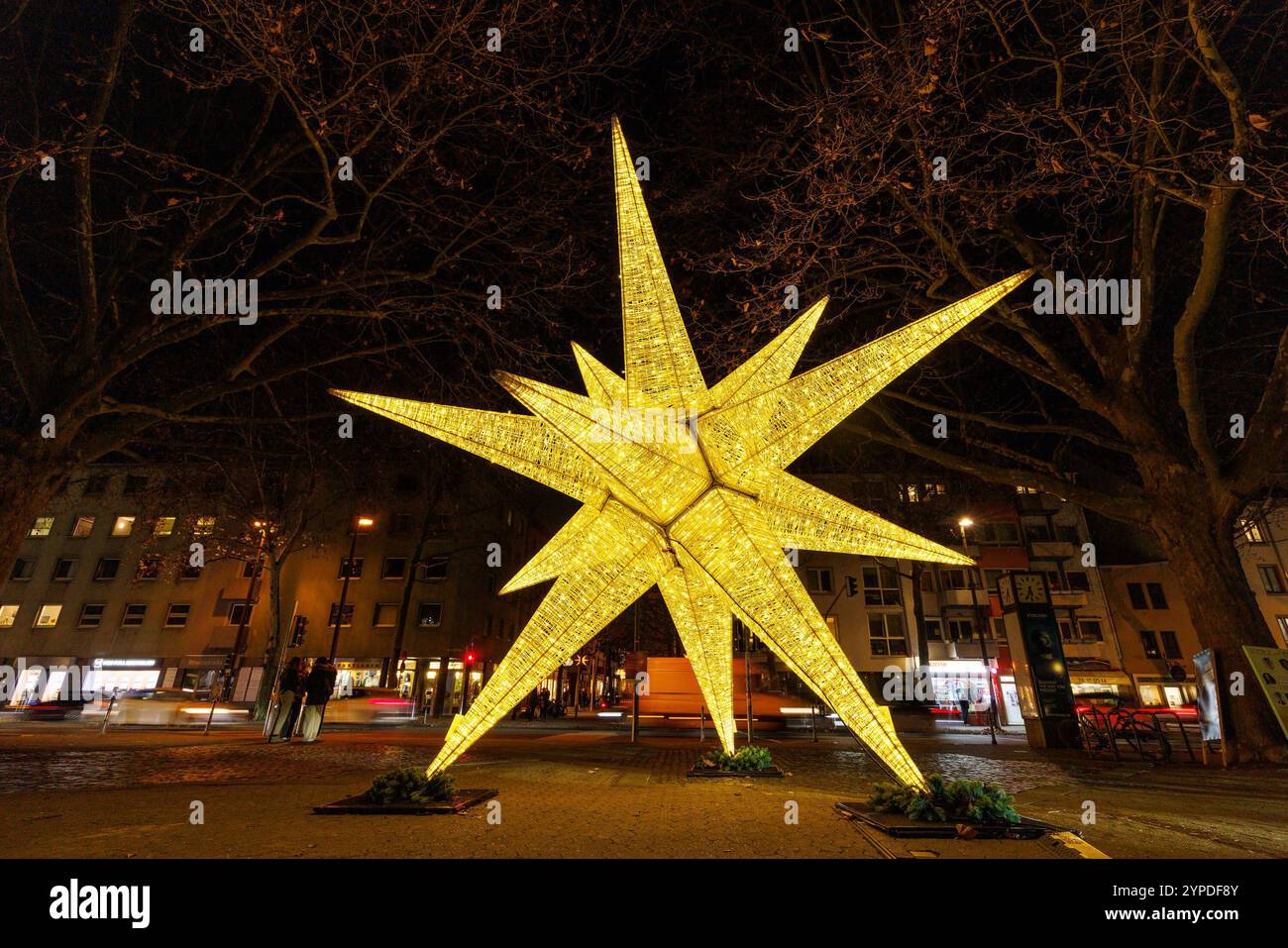 Zeitgeschehen: Weihnachtsmarkt in Mainz, 29.11.2024 ein großer Stern aus Kunstharz und LED Lichtern steht am Fischtor, insgesamt stehen drei dieser Sterne in der Innenstadt, weitere Standorte: Münsterplatz und Theodor-Heuss-Brücke Traditioneller Weihnachtsmarkt am Mainzer Dom vorweihnachtliche Stimmung Glühwein Kultur Adventszeit 29.11.2024 Mainz Innenstadt Rheinland-Pfalz Deutschland *** aktuelle Ereignisse Weihnachtsmarkt in Mainz, 29 11 2024 Ein großer Stern aus Kunstharz und LED-Leuchten steht am Fischtor, insgesamt drei davon stehen im Stadtzentrum, weitere Standorte Münst Stockfoto