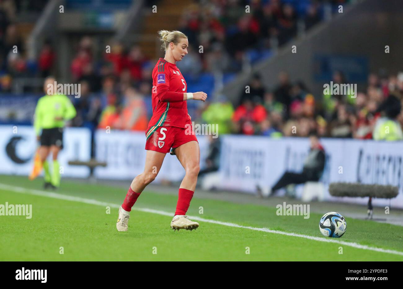 Cardiff City Stadium, Cardiff, Großbritannien. November 2024. UEFA-Womens-Championship-QualifikationPlay offs, 2. Runde Fußball, Wales gegen die Republik Irland; Rhiannon Roberts aus Wales jagt den losen Ball, geht aber aus dem Spiel Credit: Action Plus Sports/Alamy Live News Stockfoto