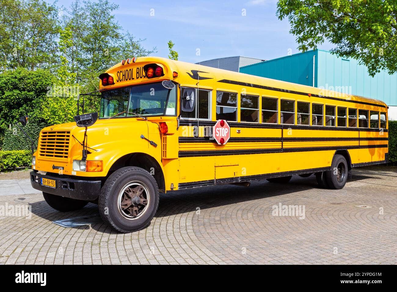 Amerikanischer gelber Schulbus (International Motors). Rosmalen, Niederlande - 10. Mai 2015 Stockfoto