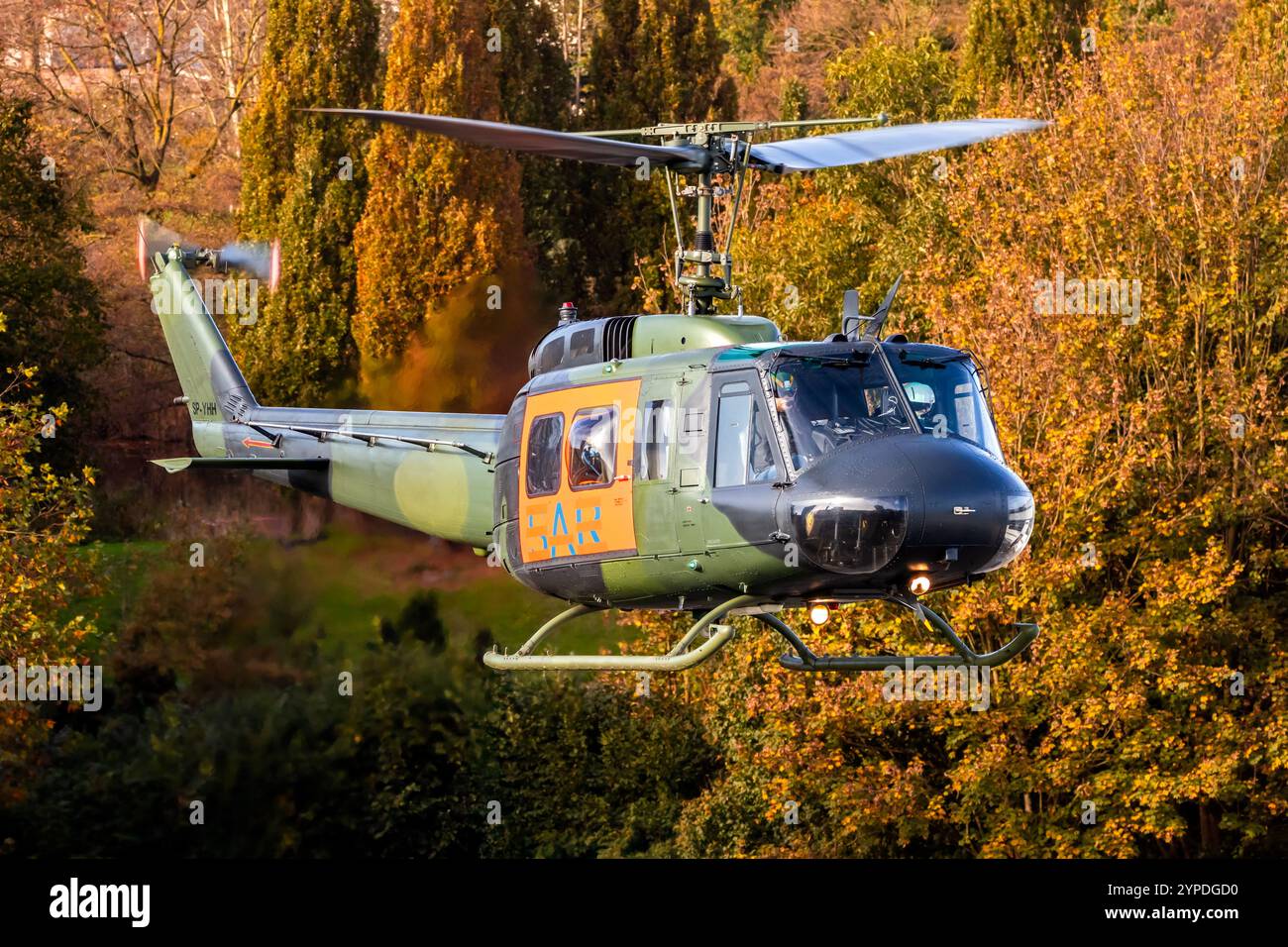 Bell UH-1D Huey Hubschrauber (ehemalige deutsche Armee) Ankunft im RAI Amsterdam Convention Centre. Amsterdam, Niederlande - 2. November 2024 Stockfoto