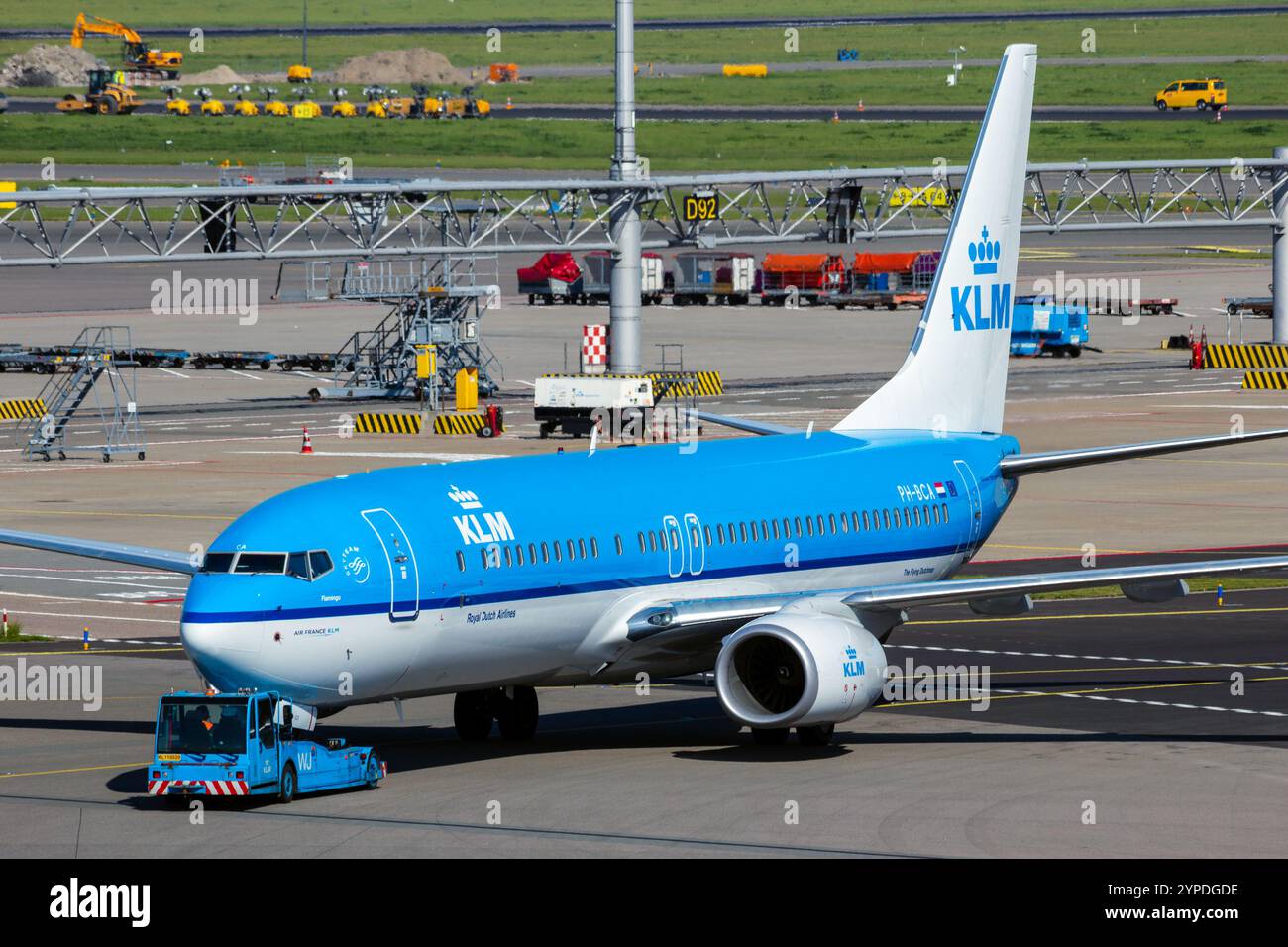 Das Passagierflugzeug KLM Boeing 737 wurde am Flughafen Amsterdam-Schiphol abgeschleppt. Amsterdam, Niederlande - 9. September 2012 Stockfoto
